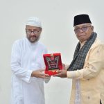 Serah terima cinderamata oleh keluarga besar cucu cicit Syekh Ahmad Khatib Al Minangkabawi dengan Pemerintah Kabupaten Agam. (ist)