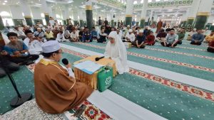 Mantan Guru di Papua Memeluk Islam di Masjid Agung Annur Pekanbaru