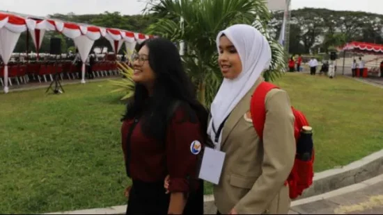 Putri Ariani tampak menggunakan almamater Universitas Gadjah Mada (UGM). (Foto: Istimewa)