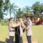 Kapolda Sumbar Irjen Pol Suharyono memasang tanda pangkat kepada siswa Bintara Polri yang mengikuti pendidikan di SPN Polda Sumbar, Senin (22/7). (ist)