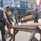 Personel Satpol PP Kota Padang mengangkut sejumlah barang dagangan milik PKL saat dilakukan pengawasan dan penertiban kepada pedagang yang berjualan di atas trotoar dan badan jalan, di kawasan Proklamasi dan Jati, Senin (29/7). (ist)