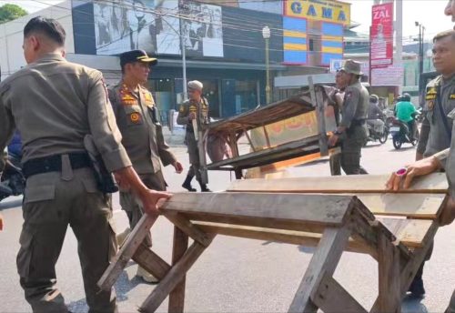 Personel Satpol PP Kota Padang mengangkut sejumlah barang dagangan milik PKL saat dilakukan pengawasan dan penertiban kepada pedagang yang berjualan di atas trotoar dan badan jalan, di kawasan Proklamasi dan Jati, Senin (29/7). (ist)