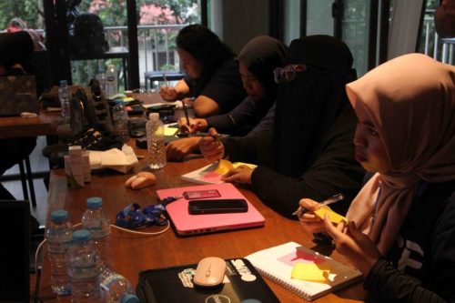 12 UKM unggulan di kategori F&B, Fashion, Craft, dan Personal Care, telah mengikuti sesi Academy dan Mentoring secara online sejak bulan Mei 2024. (Foto: Telkomsel)