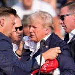 Mantan Presiden Donald Trump mengalami insiden serius saat seorang penembak menyerang rapat umum kampanye di Butler, Pennsylvania, yang menyebabkan luka pada telinga kanannya. (ist)