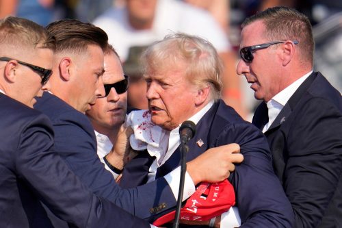 Mantan Presiden Donald Trump mengalami insiden serius saat seorang penembak menyerang rapat umum kampanye di Butler, Pennsylvania, yang menyebabkan luka pada telinga kanannya. (ist)