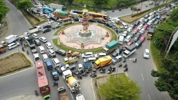 Bundaran Tugu Songket, Jalan SM Amin-Tambusai Ujung. (Foto: Riau Pos)