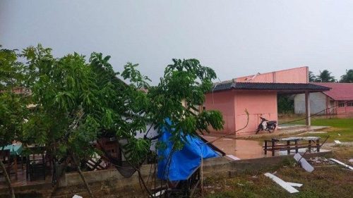 Kondisi pemukiman warga di Simpang Rangkaya Aceh Utara usai diterjang angin kencang. (Foto: Istimewa)