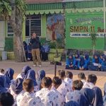 Dantim II Klewang Satreskrim Polresta Padang, Aiptu David Rico Darmawan, memberikan edukasi kepada para pelajar SMPN 11 untuk mencegah aksi tawuran. (ist)
