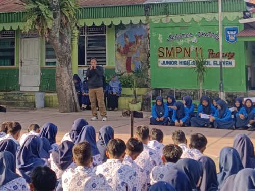 Dantim II Klewang Satreskrim Polresta Padang, Aiptu David Rico Darmawan, memberikan edukasi kepada para pelajar SMPN 11 untuk mencegah aksi tawuran. (ist)