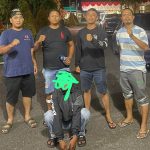 Polisi berpakaian preman dari Polres Pasaman Barat mengamankan Y (21) yang melakukan penganiayaan terhadap anak tirinya yang masih berusia 13 bulan hingga menyebabkan korban meninggal dunia. (ist)