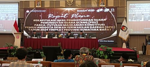 KPU Provinsi Sumatera Barat (Sumbar) mengadakan Rapat Pleno Penghitungan Suara pada Pemilihan Suara Ulang (PSU) DPD RI, Jumat 19 Juli 2024. (Foto: Istimewa)