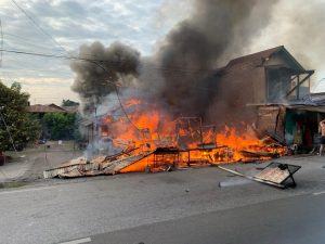 Sebuah Warung Makan di Padang Hangus Dilahap Si Jago Merah