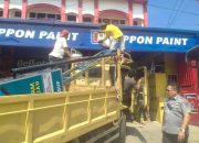 Puluhan Reklame Tak Berizin dan Habis Masa Tayang di Kota Padang Ditertibkan