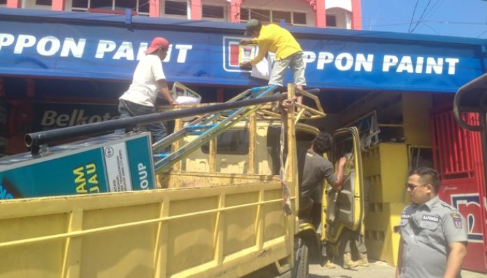 Puluhan Reklame Tak Berizin dan Habis Masa Tayang di Kota Padang Ditertibkan