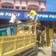 Petugas Bapenda dan Satpol PP melakukan pengawasan iklan dan papan reklame di kawasan Simpang Haru, Kecamatan Padang Timur, dengan memasang stiker bagi wajib pajak yang melakukan tunggakan, Selasa (30/7). (ist)