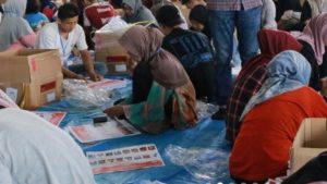 KPU Padang Kerahkan Ratusan Warga Bantu Lipat Surat Suara DPD RI