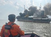 Kapal Tanker Bermuatan Sagu Terbakar di Perairan Meranti