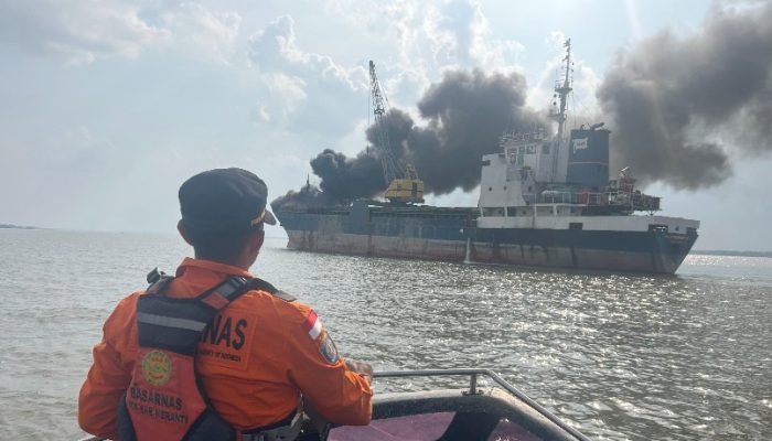 Kapal Tanker Bermuatan Sagu Terbakar di Perairan Meranti