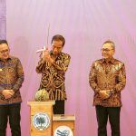 Presiden Jokowi memecah kelapa sebagai salah satu simbolis pembukaan International Cocotech Conference and Exhibition di Surabaya, Senin (22/7). (ist)