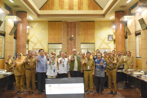 Pj Wako Padang, Andree Algamar membuka Rapat Koordinasi (Rakor) Ketahanan Pangan Kota Padang 2024 di Ruang Abu Bakar Jaar Kantor Balai Kota Padang, Selasa (30/7).
