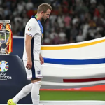 Penyerang Inggris, Harry Kane usai menerima medali perak di akhir pertandingan final Euro 2024 di Olympiastadion, Berlin, Senin (15/7) dini hari WIB. (ist)