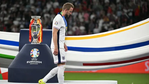 Penyerang Inggris, Harry Kane usai menerima medali perak di akhir pertandingan final Euro 2024 di Olympiastadion, Berlin, Senin (15/7) dini hari WIB. (ist)