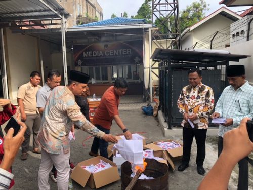 KPU Sumbar bersama Jajaran Bawaslu Sumbar yang juga disaksikan oleh Kepolisian, musnahkan surat suara PSU pemilu anggota DPD RI dapil Sumbar yang kelebihan di kantor KPU Sumbar, Jumat (12/7). (ist)