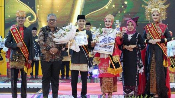 Pasangan Uda Margiono Saputra dan Uni Novia Apriana Nengsih resmi dinobatkan sebagai Duta Wisata Kabupaten Solok Selatan Tahun 2024. (Foto: Istimewa)