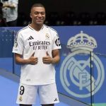 Pemain bintang Prancis Kylian Mbappe diperkenalkan kepada penggemar Real Madrid di stadion Santiago Bernabeu di Madrid, Selasa, (16/7). (ist)