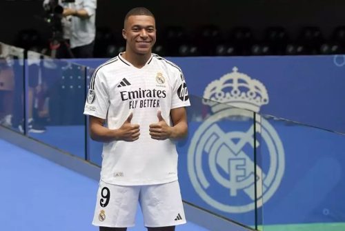 Pemain bintang Prancis Kylian Mbappe diperkenalkan kepada penggemar Real Madrid di stadion Santiago Bernabeu di Madrid, Selasa, (16/7). (ist)