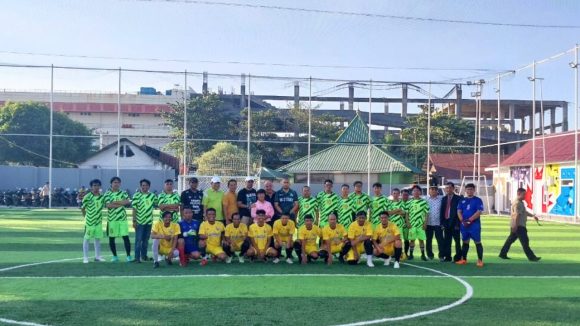 Tim Mini Soccer PWI Sumbar dan Sakato berfoto bersama dengan Wakil Gubernur Sumbar Audy Joinaldy pada Piala Uda Audy I 2024. (Foto: Istimewa)