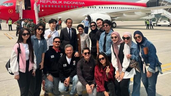 Presiden Indonesia Joko Widodo bersama selebriti serta influencer berfoto bersama jelang ke IKN. (Foto: Istimewa)