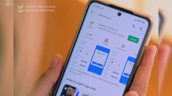 Cara cek Bansos menggunakan NIK KTP via telepon genggam. (Foto: Istimewa)