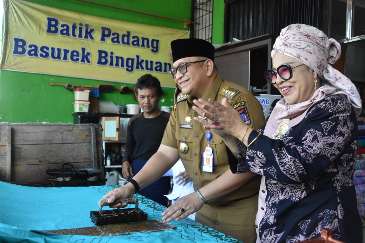 Pelatihan menjahit dan membatik