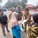 Petugas Satpol PP Padang memberikan surat teguran kepada pemilik bangunan liar yang dibangun di atas fasilitas umum dan juga drainase, di kawasan Ulak Karang, Kecamatan Padang Utara. (ist)