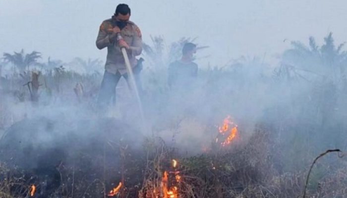 Karhutla di Pelalawan, Polisi Dibantu Warga Padamkan Api
