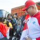 Pj Wako Andree Algamar melakukan pembagian bendera Merah Putih saat Pencanangan Gerakan Nasional Pembagian 10 Juta Bendera Merah Putih Tingkat Kota Padang yang dilaksanakan Rabu (31/7) pagi, di depan Kantor Balai Kota Padang, Aie Pacah. Sebanyak 15.355 bendera merah putih dibagikan. (ist)