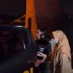 Perempuan yang digrebek selingkuh oleh suaminya digiring ke mobil polisi (Foto: Detik)