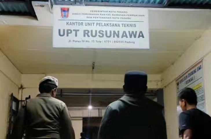 Tim gabungan TNI, Polri, Satpol PP, dan petugas Rusunawa melakukan razia di Rusunawa Purus, Minggu (28/7) malam. Satu pasangan muda-mudi yang tidak memiliki bukti pernikahan yang sah serta dua perempuan berhasil diamankan petugas. (ist)