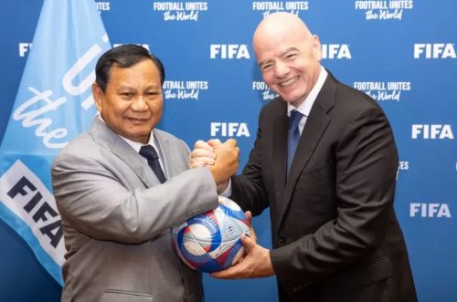 Presiden FIFA Gianni Infantino bersama Presiden terpilih RI, Prabowo Subianto, membahas kerja sama sepak bola Indonesia di kantor FIFA di Paris, Sabtu (27/7). (ist)