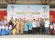 Bupati Solok Selatan Serahkan Ribuan Seragam Sekolah untuk Siswa Baru