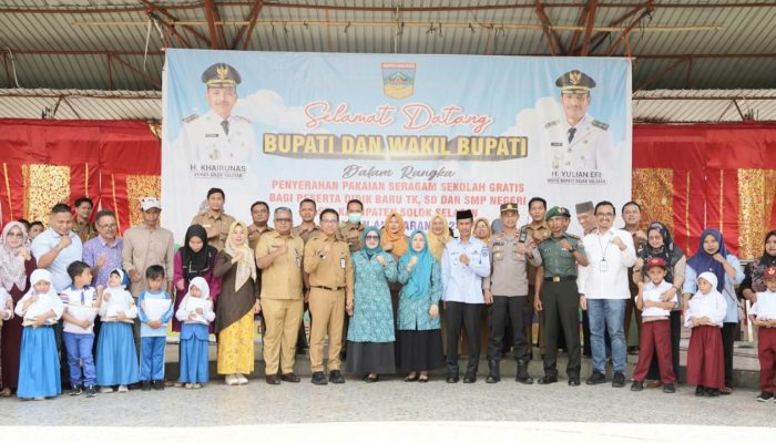 Bupati Solok Selatan Serahkan Ribuan Seragam Sekolah untuk Siswa Baru