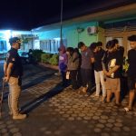 Belasan remaja putra dan putri yang diamankan Satpol PP di kawasan Batangarau dan batu grip di Masjid Al Hakim, Pantai Padang, diberi pembinaan dan perjanjian saat diperiksa di Mako Satpol PP, Kamis (11/7) dinihari WIB. (ist)