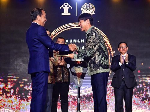 Pelatih Timnas Indonesia, Shin Tae-yong mendapat fasilitas Golden Visa dari Presiden Republik Indonesia (RI) Joko Widodo. Pemberian itu dilakukan pada acara Grand Launching Golden Visa di Jakarta, Kamis (25/7). (ist)