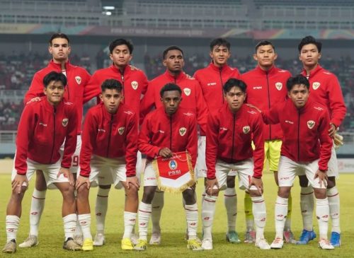 Timnas Indonesia bersiap menghadpi Timnas Malaysia pada babak semifinal AFF U19 2024 yang akan berlangsung Sabtu (27/7) malam, di Stadion Gelora Bung Tomo, Surabaya. (ist)