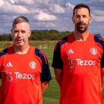 Ruud Van Nistelrooy (kanan) dan Rene Hake (kiri) resmi ditunjuk Manchester United sebagai asisten pelatih Erik Ten Hag pada Kamis (11/7/2024). (ist)