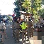 Personel Satpol PP Padang mendorong gerobak milik PKL (Foto: Humas Satpol PP Padang)