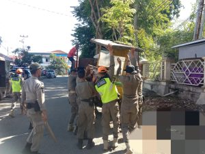 Satpol PP Bongkar 24 Bangunan Liar di Kota Padang
