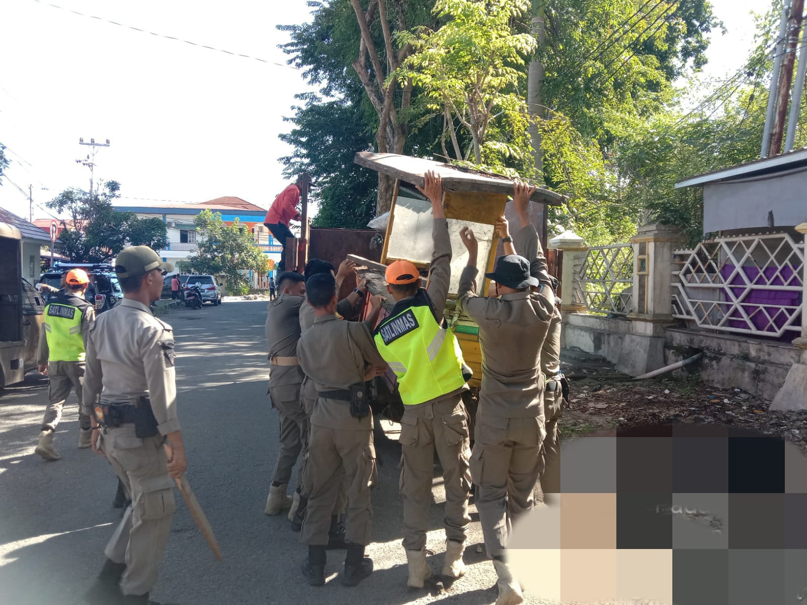 Personel Satpol PP Padang mendorong gerobak milik PKL (Foto: Humas Satpol PP Padang)