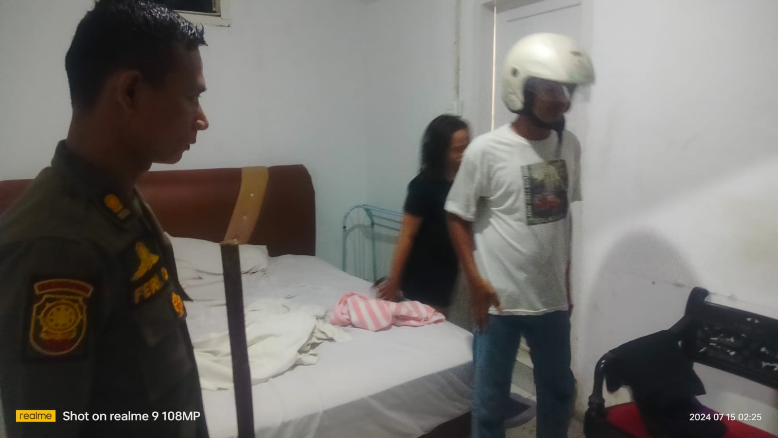 Personel Satpol PP Padang mengamankan Pasangan ilegal di salah satu Hotel